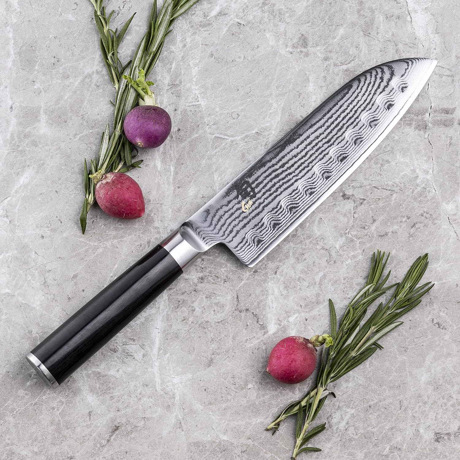 KAI Shun Classic Santoku 18 cm Longueur de Lame avec Bordure Granton - Couteau Damas 32 Couches Noyau VG Max - 61 (±1) HRC - Manche en Pakkawood - Fabriqué au Japon - Couteau de Chef Japonais Forgé 18 cm Santoku Granton Noir