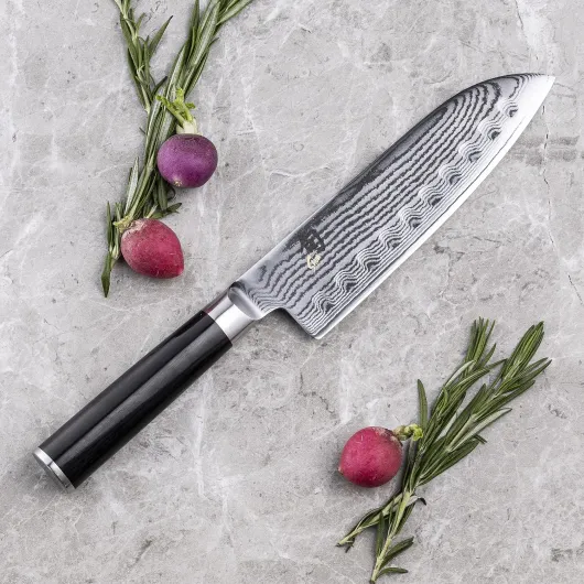 KAI Shun Classic Santoku 18 cm Longueur de Lame avec Bordure Granton - Couteau Damas 32 Couches Noyau VG Max - 61 (±1) HRC - Manche en Pakkawood - Fabriqué au Japon - Couteau de Chef Japonais Forgé 18 cm Santoku Granton Noir