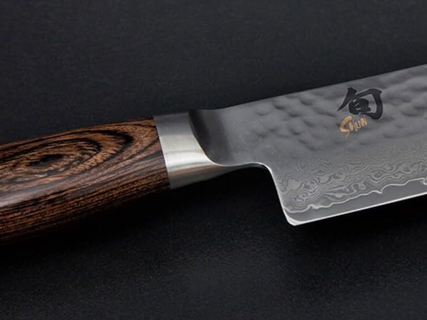 KAI Shun Premier Tim Mälzer Santoku 18 cm Longueur de Lame - Noyau VG-Max 61 HRC, Acier Damas Poli de 32 Couches - Manche en Pakkawood Marron Moyen - Finition Martelée - Fabriqué au Japon