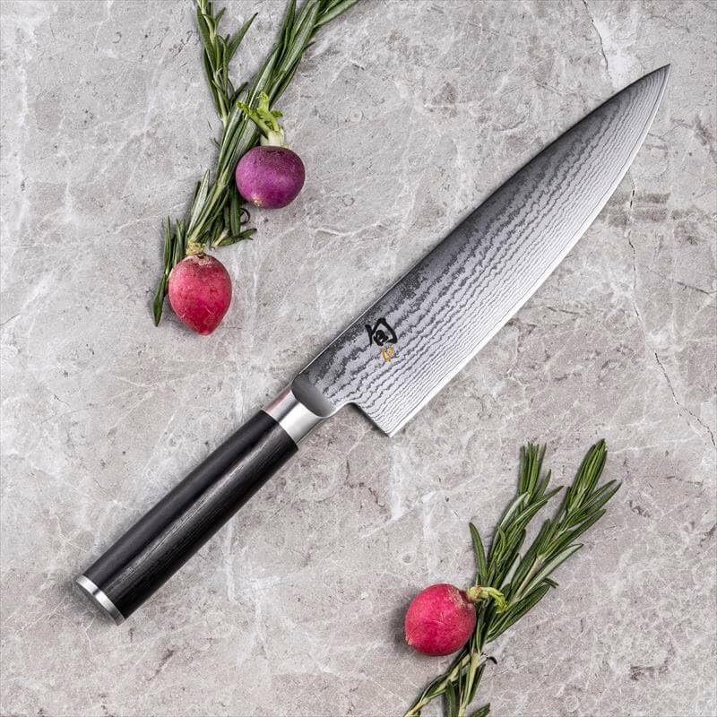 KAI Shun Classic Couteau de Chef Japonais 20 cm Longueur de Lame - Couteau Damas 32 Couches Noyau VG MAX - 61 (±1) HRC - Manche en Pakkawood - Fabriqué au Japon - Couteau de Chef Universel Forgé 20 cm Noir