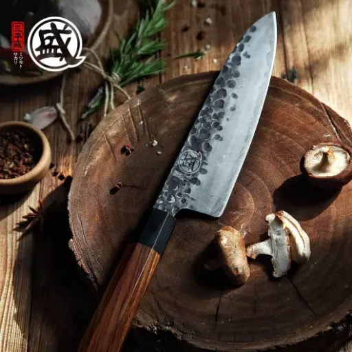 Test MITSUMOTO SAKARI Gyuto 22 cm : un couteau qui coupe vraiment, mais qui demande un peu de soin