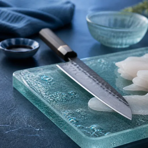 Quand la planche à découper en verre sublime les couteaux japonais en cuisine
