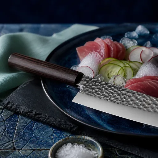 Pourquoi le couteau japonais santoku s’impose dans les cuisines d’exception